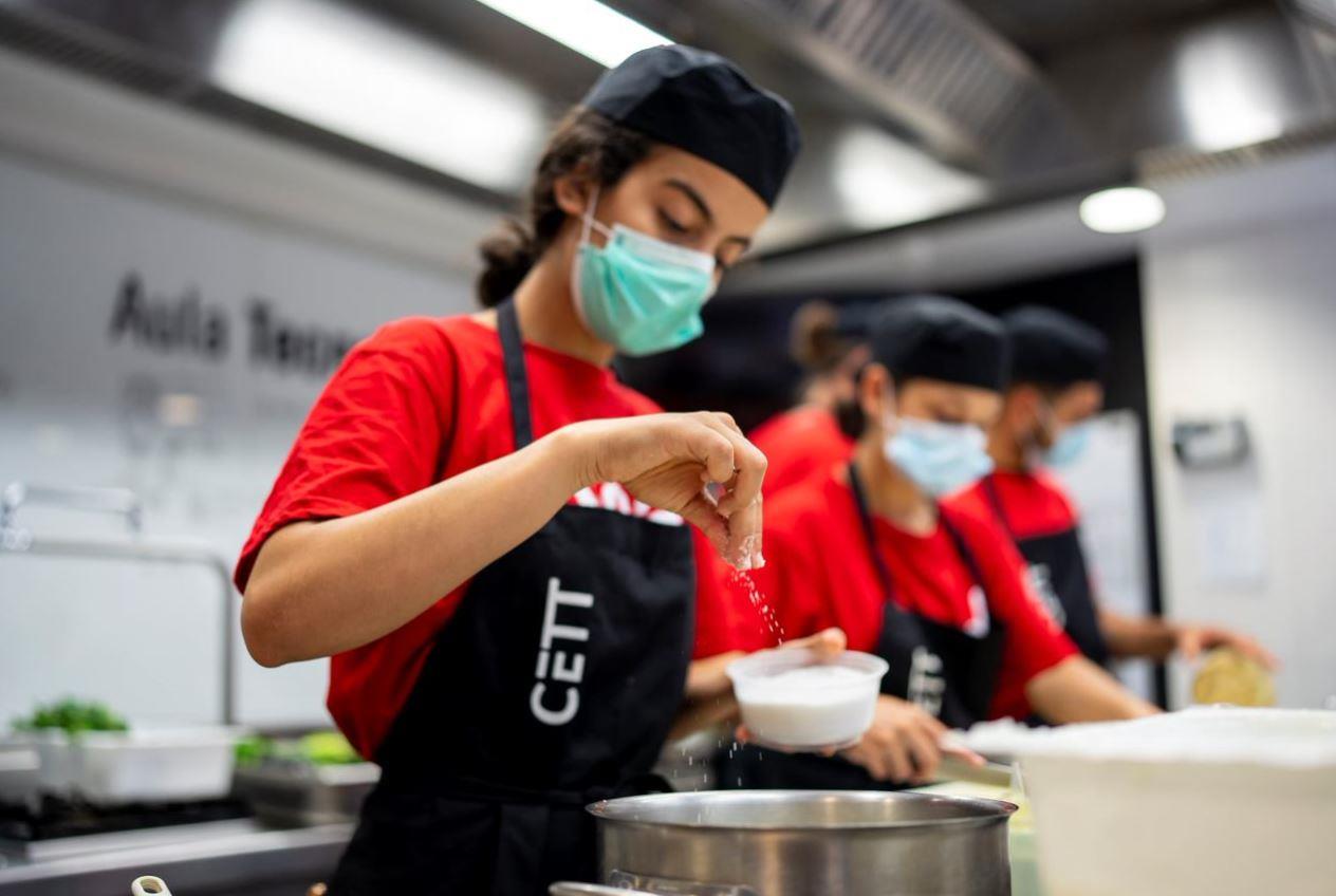 Fotografía de: Coca-Cola y el CETT se alían con otros actores privados para impulsar el talento joven con dificultades para acceder al mercado laboral con el proyecto GIRA Jóvenes | CETT